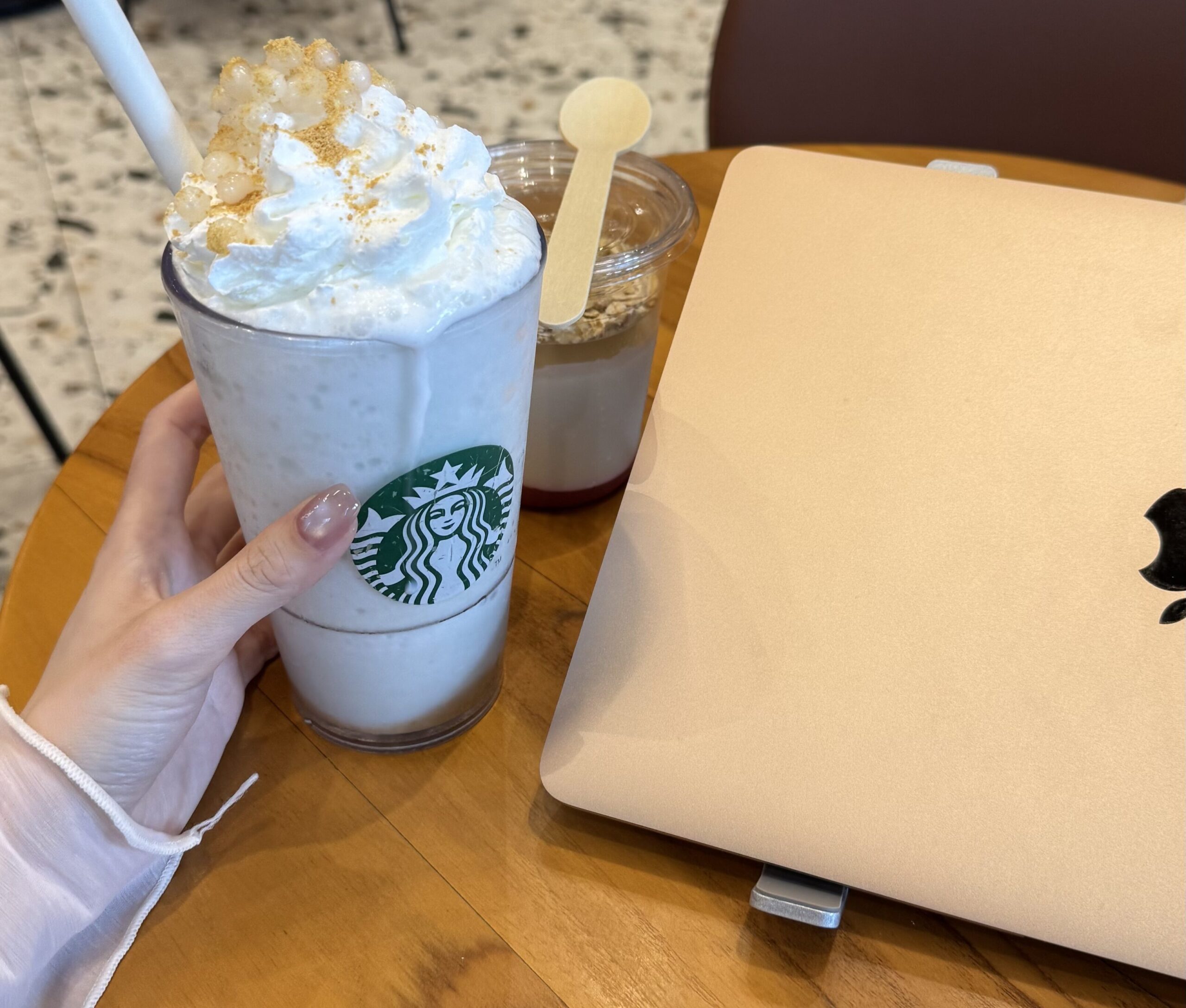 ベトナム滞在中にスタバで作業をしている様子( ◠‿◠ )
フラペチーノにタピオカみたいなのモリモリ乗ってました^^;