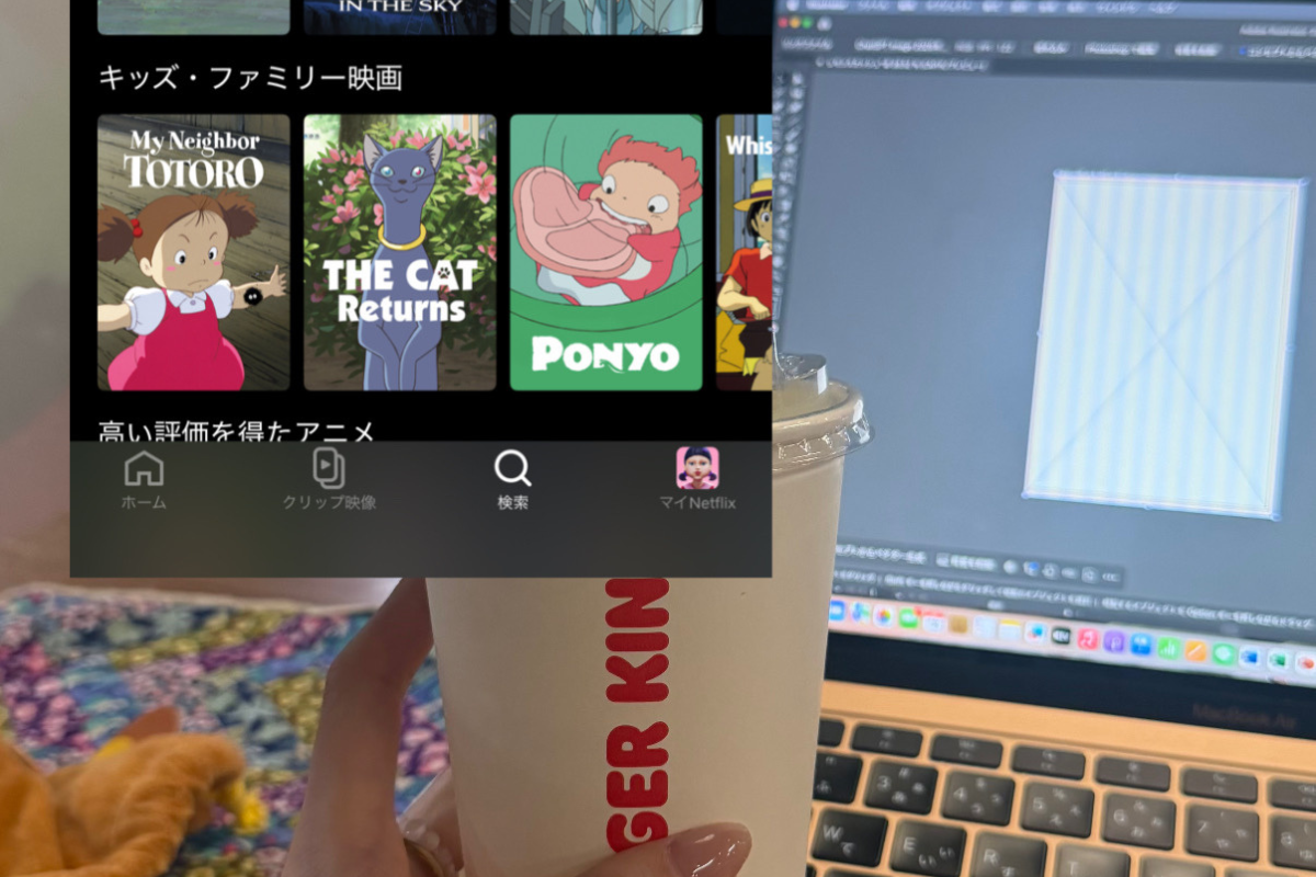 海外旅行のトランジット中にパソコン作業をしている様子。